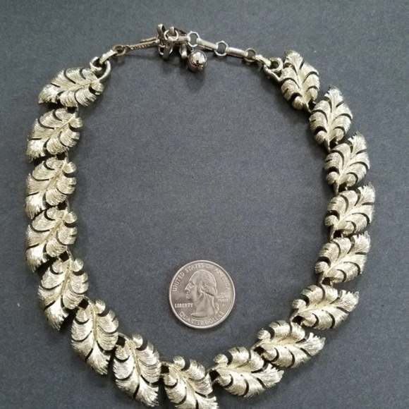 Vintage Lisner Intricately Crafted Leaves Choker in Silvertone - Picture 6 of 10